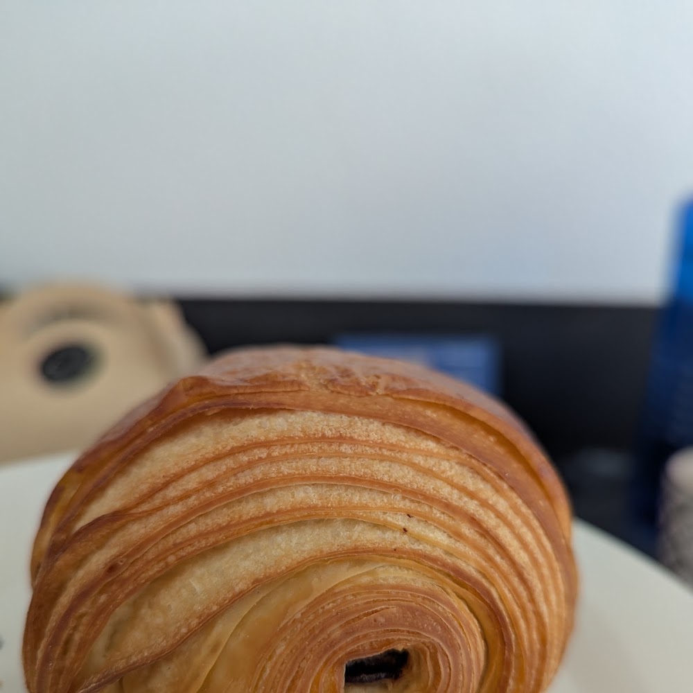 Feuilletage d'un pain au chocolat de la pâtisserie L'Arche